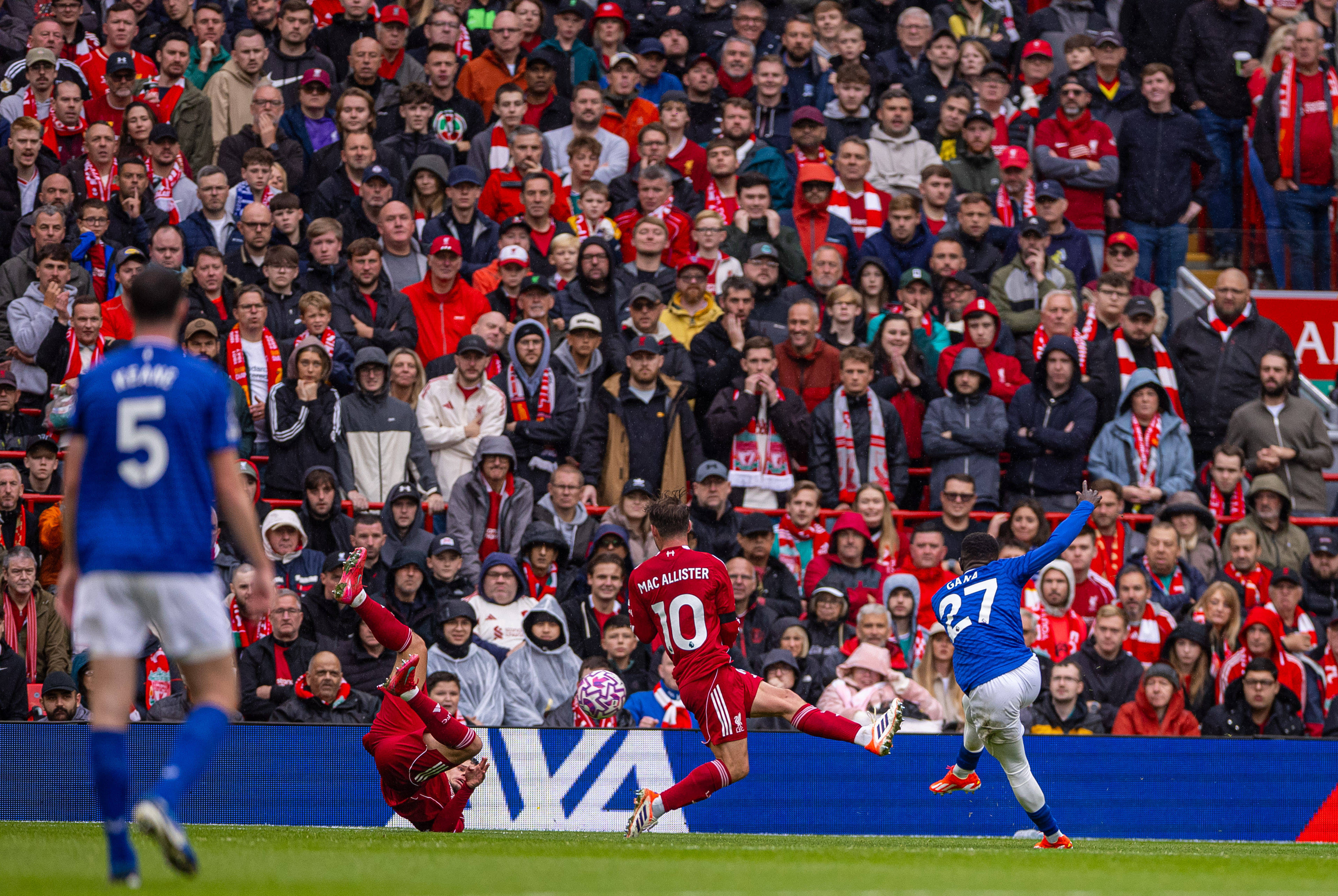 乐宝体育平台-包含球场上的风云变幻，足球比赛引爆热潮的词条